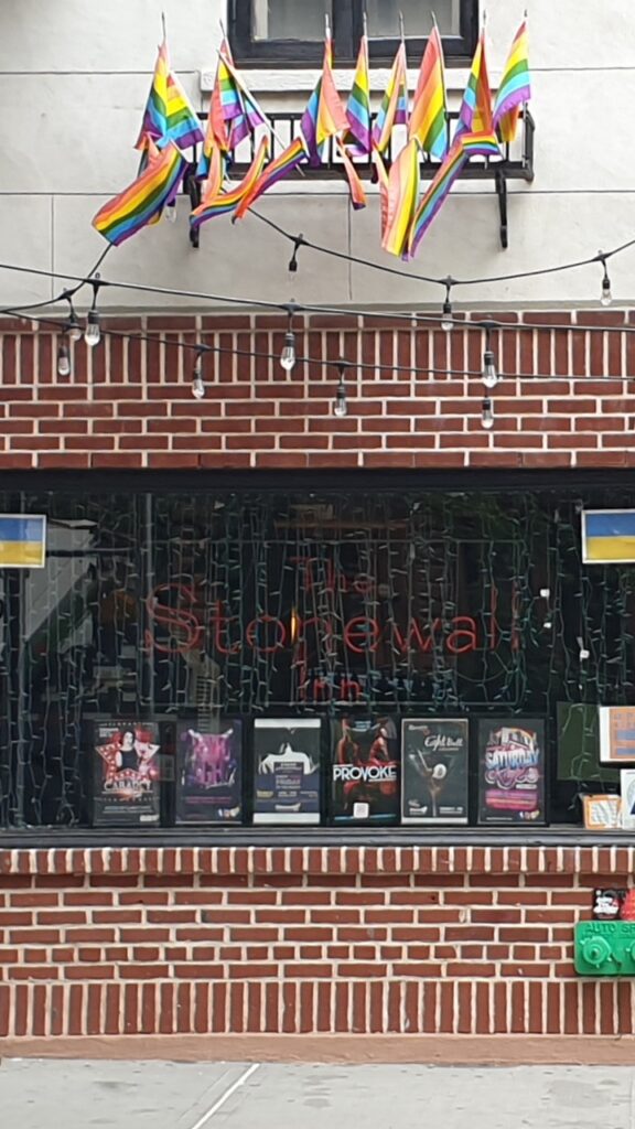 Das Stonewall Inn in der Christopher Street – die Geburtsstätte der homosexuellen Bürgerrechtsbewegung in den USA – wirkt wie eine Zeitinsel im Village, die sich der Gentrifizierung widersetzt hat.